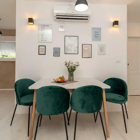 Aron Apartment